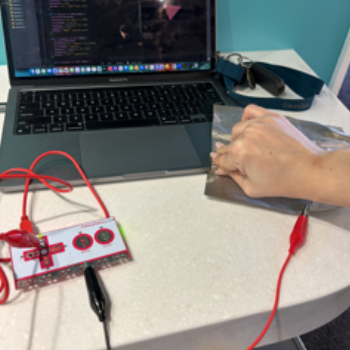 I placed the cloth on the computer which connected the circuit.